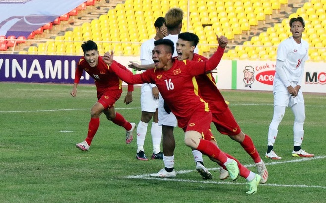 Hồ Thanh Minh nhận bằng khen sau khi ghi bàn thắng vàng cho U23 Việt Nam