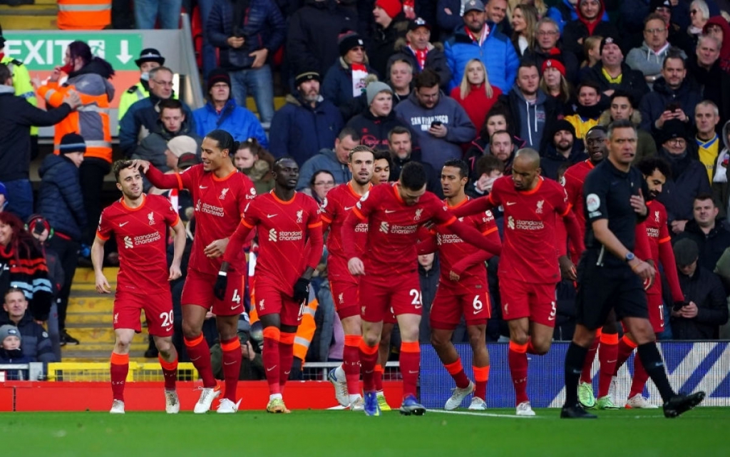 Hủy diệt Southampton, Liverpool phả hơi nóng vào gáy Chelsea