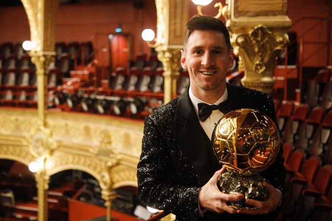 Những hình ảnh đẹp nhất của Messi bên Quả bóng Vàng thứ 7