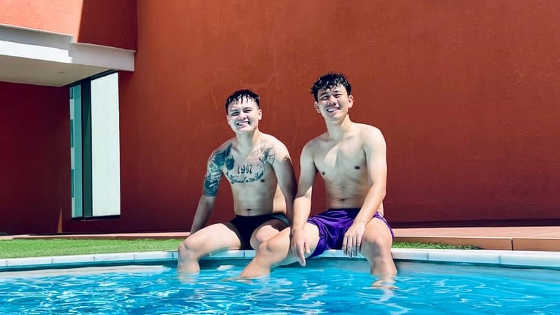 Quang Hải và Minh Vương khoe body ở bể bơi, than thở về thân phận con trai
