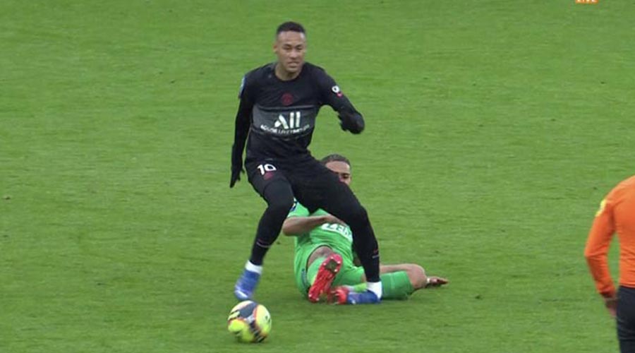 Cận cảnh chấn thương của Neymar: Cổ chân lật 90 độ