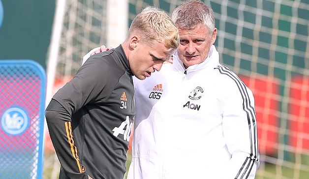 Solskjaer không muốn chơi “trò trẻ con” với Sancho hay Van de Beek