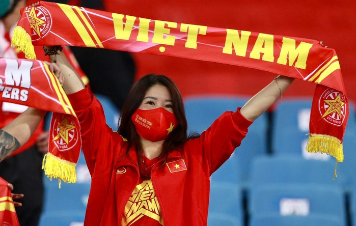 Cổ động viên Việt Nam nhuộm đỏ sân Mỹ Đình trước giờ đấu Saudi Arabia