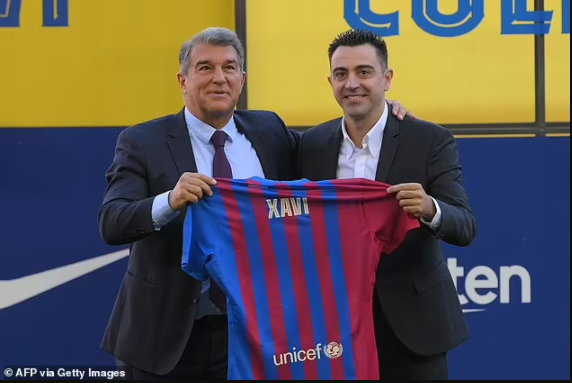 Xavi ra mắt Barcelona với sự chứng kiến của 10.000 CĐV