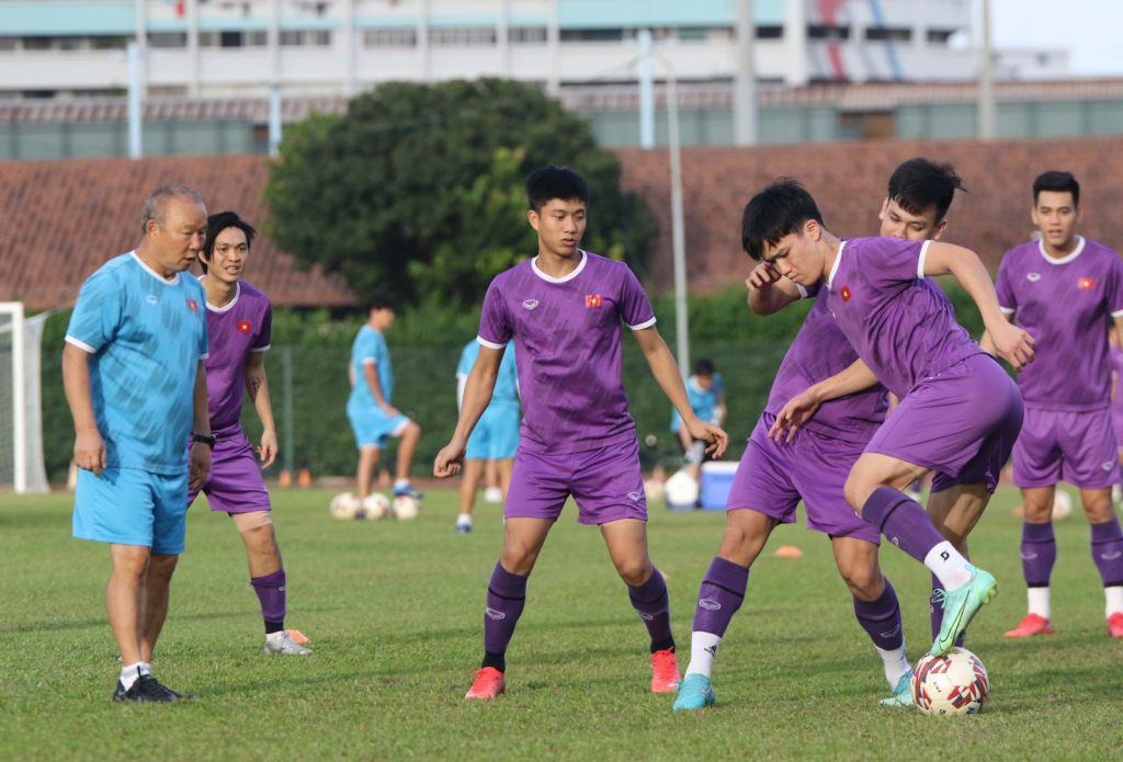 HLV Park “đãi cát tìm vàng” cho ĐT Việt Nam ở... Campuchia