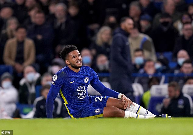 VIDEO: Reece James chống nạng rời sân, nguy cơ lỡ đại chiến với Liverpool