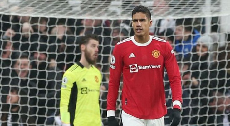 Varane bị Rangnick loại khỏi đội hình MU đấu Burnley vì sai lầm?