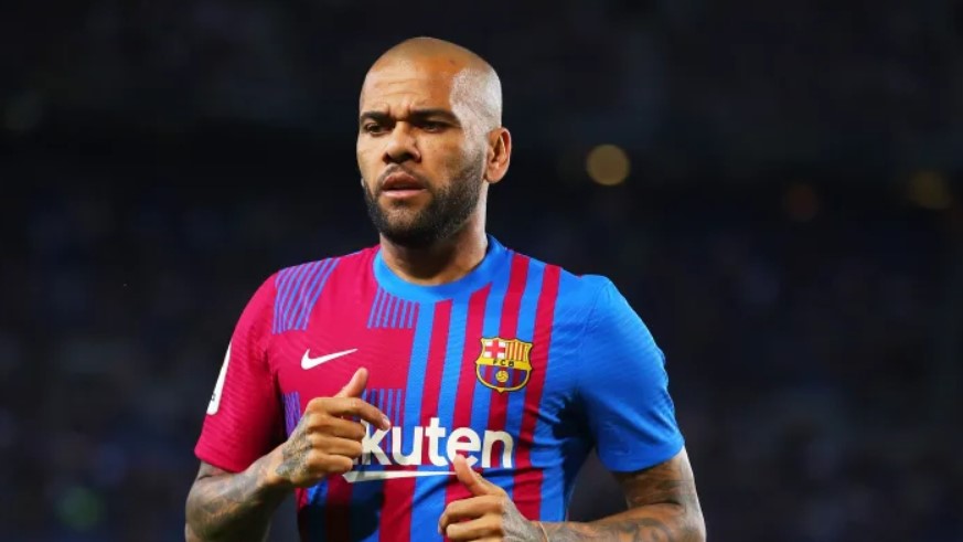 Alves tố Barcelona không coi trọng công thần