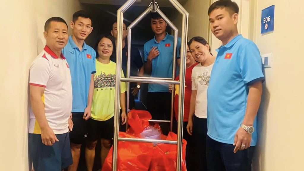 Choáng với đồ ăn tiếp tế CĐV mang sang Uzbekistan cho U23 Việt Nam