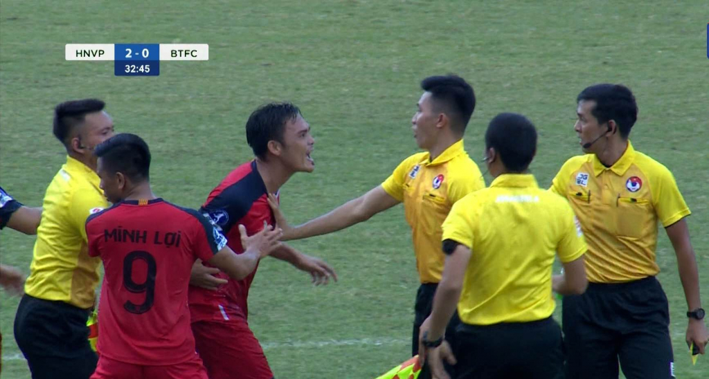 BIẾN CĂNG: Cầu thủ giải hạng nhì Việt Nam đấm trọng tài chính sau khi bị rút thẻ đỏ