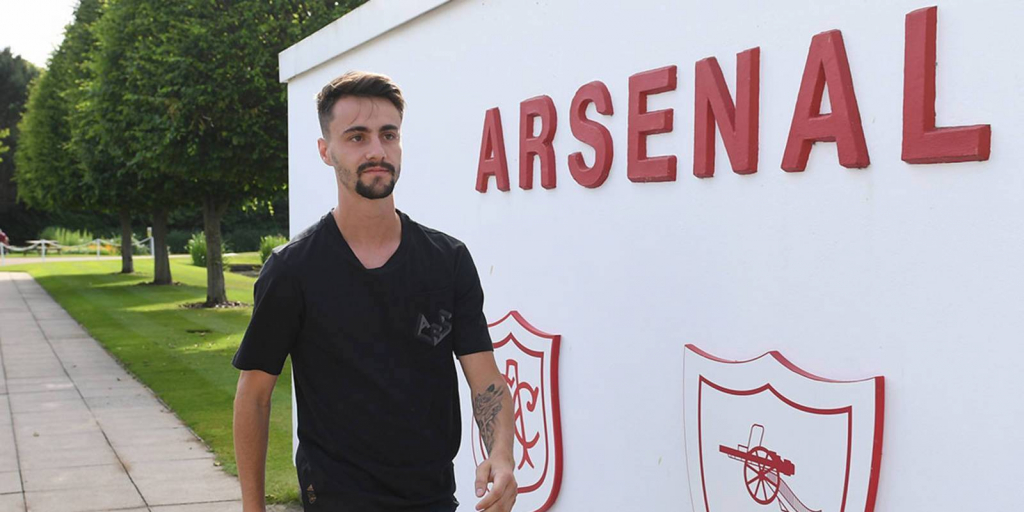 Chưa ra sân, tân binh Fabio Vieira đã khiến Arsenal thấp thỏm