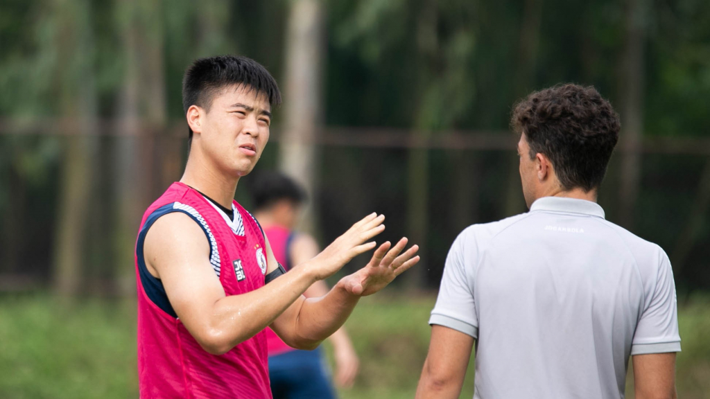 Duy Mạnh trổ tài nói tiếng Anh cực đỉnh trong buổi tập của Hà Nội FC