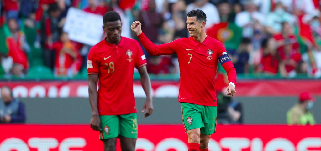 Ghi cú đúp, Ronaldo vượt mặt Rô “béo” để tạo ra cột mốc mới trong lịch sử bóng đá