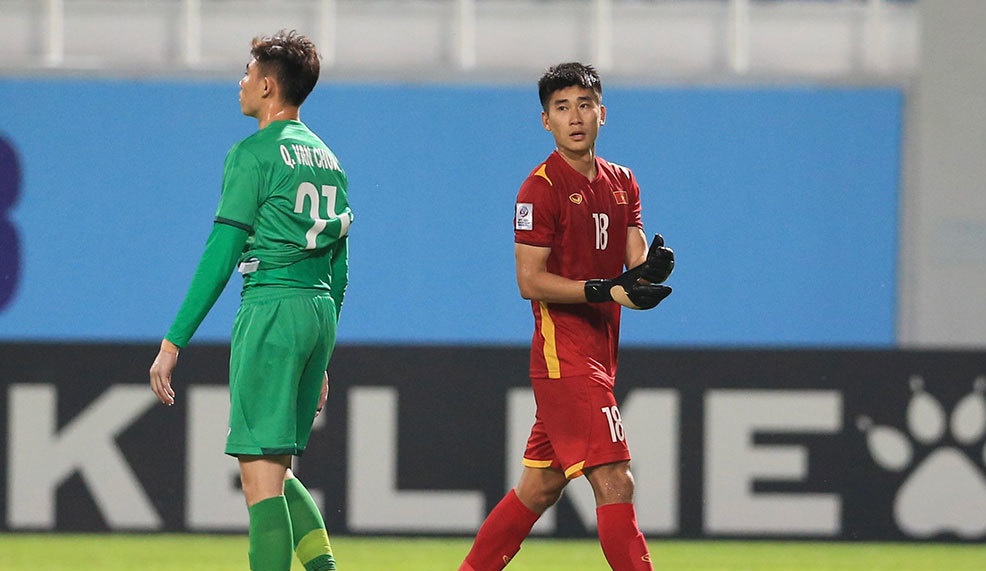 HLV U23 Việt Nam nói gì về tấm thẻ đỏ và thủ môn bất đắc dĩ Mạnh Dũng?