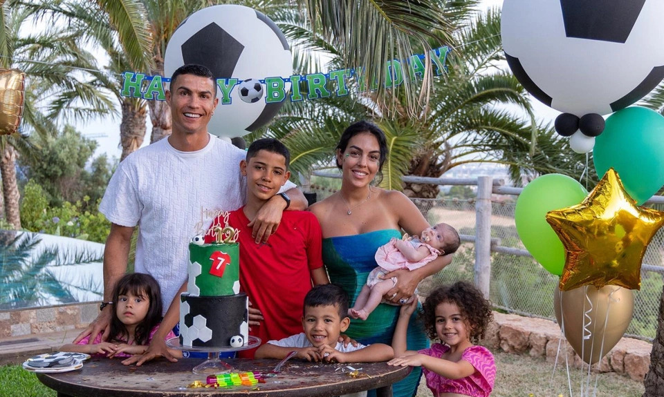 Ảnh: Khoảnh khắc hạnh phúc của Ronaldo bên gia đình trong ngày đặc biệt