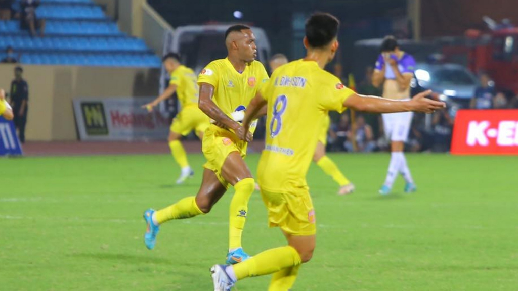 Ngoại binh Nam Định ghi điểm tuyệt đối trận hòa Hà Nội FC