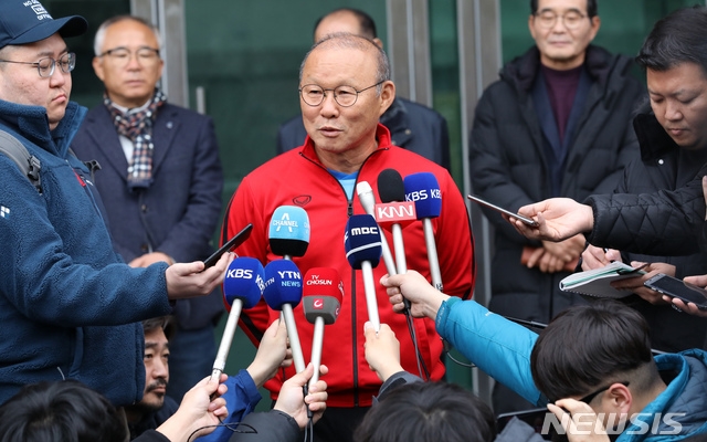 Phóng viên Hàn Quốc ra mặt bảo vệ HLV Park Hang Seo