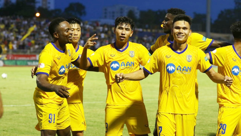 SLNA đá 10 người vẫn thắng TP.HCM, lên thứ 2 V.League