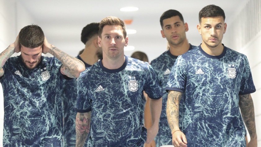 Tiết lộ: Messi từng doạ giết đồng đội người Argentina