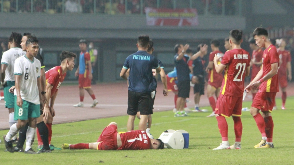 U19 Việt Nam mất tiền đạo chủ lực sau pha triệt hạ của U19 Indonesia