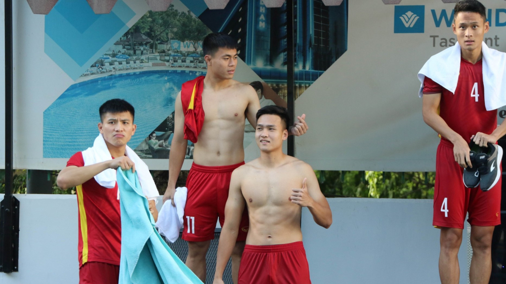 ẢNH: Tuyển thủ U23 Việt Nam sung mãn, không còn dấu hiệu bị ảnh hưởng sức khỏe