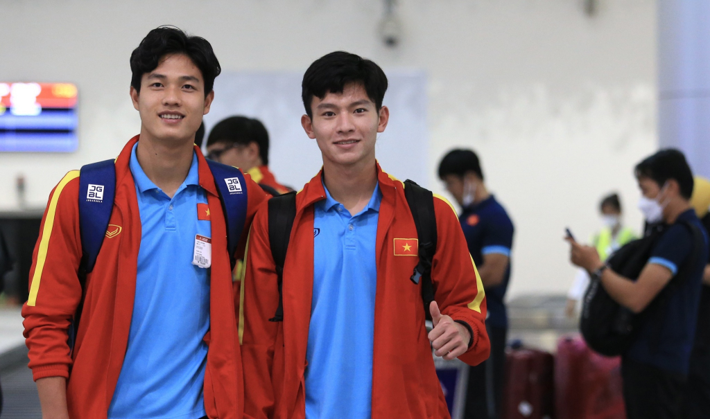 Tuấn Tài và dàn sao U23 Việt Nam vui vẻ, thoải mái khi về tới sân bay Tân Sơn Nhất