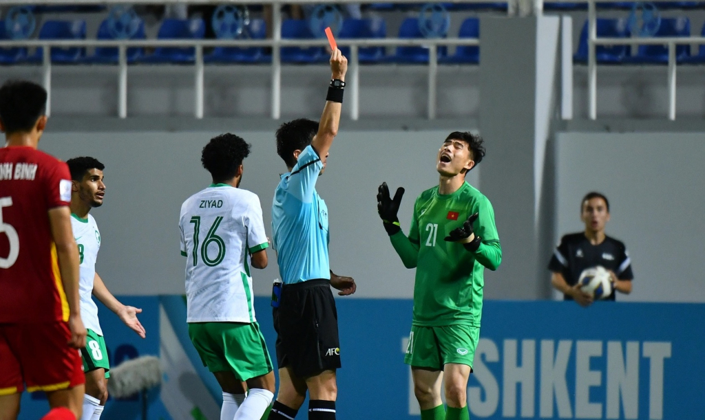 Quan Văn Chuẩn có xứng đáng nhận thẻ đỏ ở trận gặp U23 Saudi Arabia?