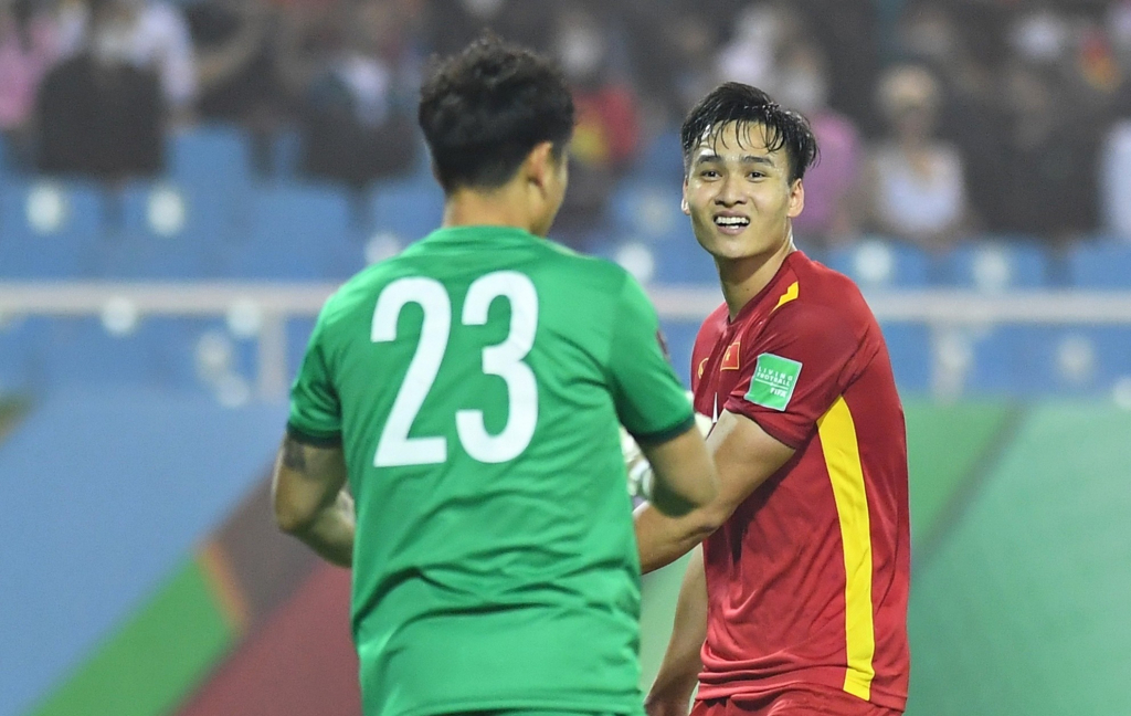 VIDEO: Chơi hệ tâm linh, Việt Anh không hát quốc ca trận gặp U23 Malaysia