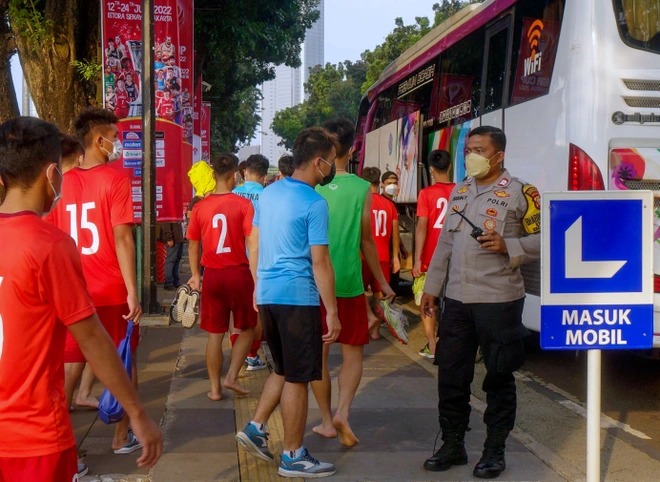 ẢNH: CĐV Indonesia làm loạn, U19 Việt Nam được cảnh sát hộ tống tới sân tập