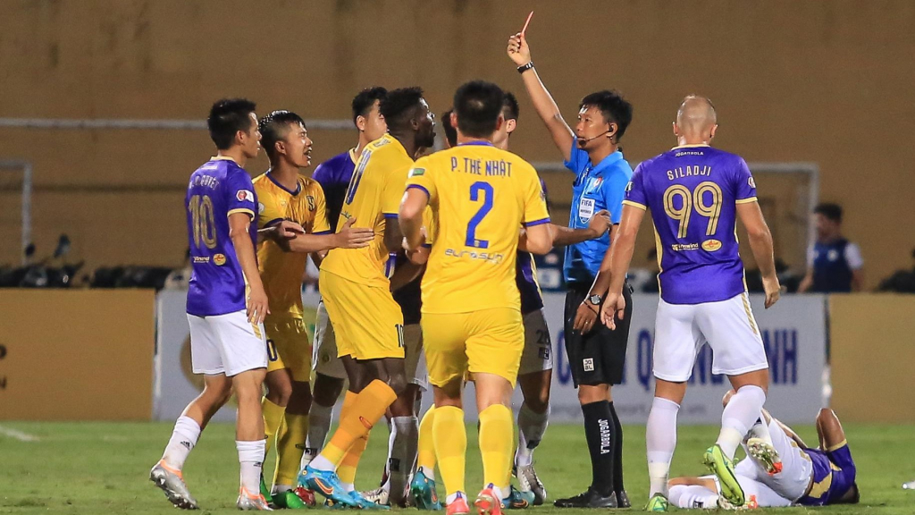 Cùng cùi chỏ cầu thủ Hà Nội FC, trọng tài chỉ rút thẻ đỏ cho SLNA