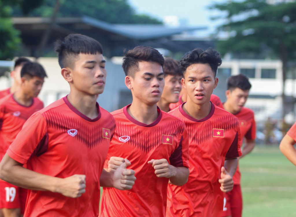 Hậu vệ lập hat-trick kiến tạo cho U19 Việt Nam dính chấn thương