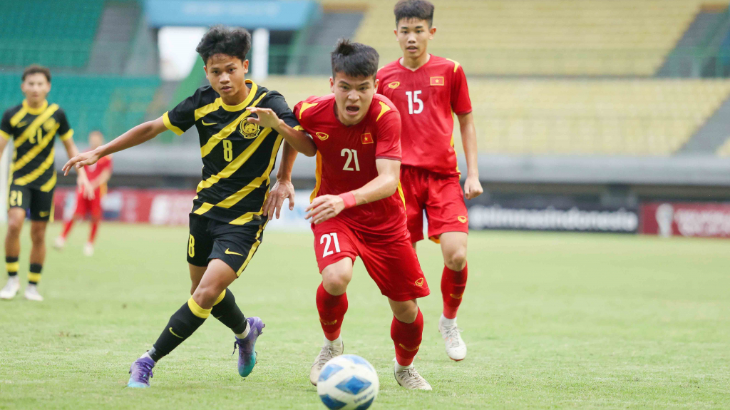 HLV U19 Việt Nam tiếc nuối khi hàng công chuyển hóa cơ hội kém trước Malaysia 