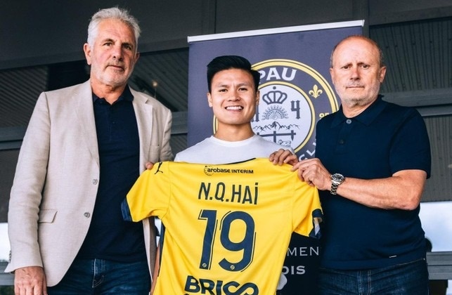 Quang Hải khiến Pau FC thán phục ngay lần đầu gặp mặt