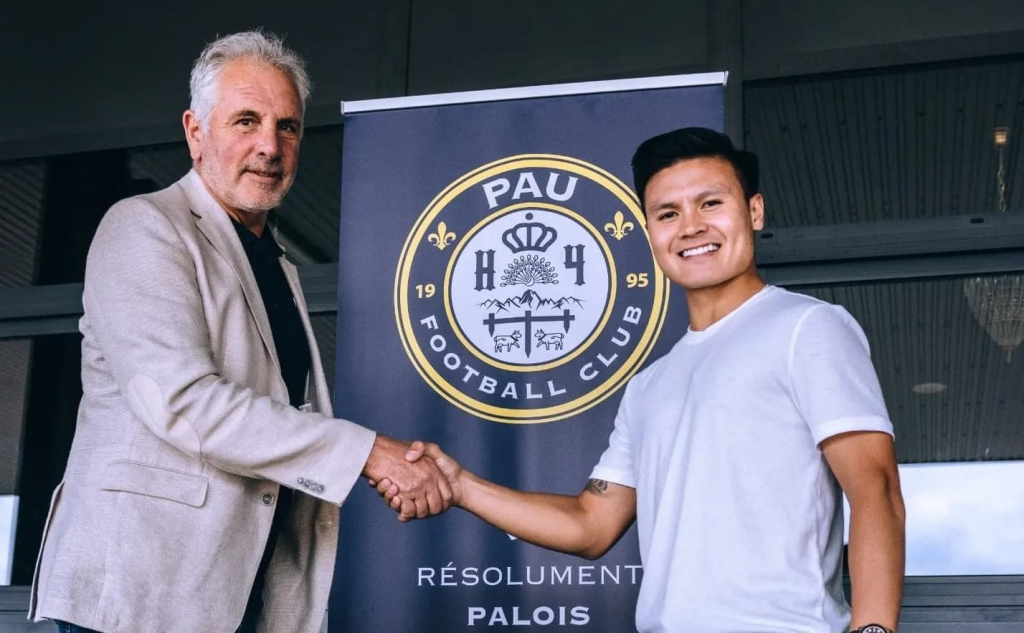 Tiết lộ: Quang Hải học từ cái bắt tay trước khi ký hợp đồng với Pau FC