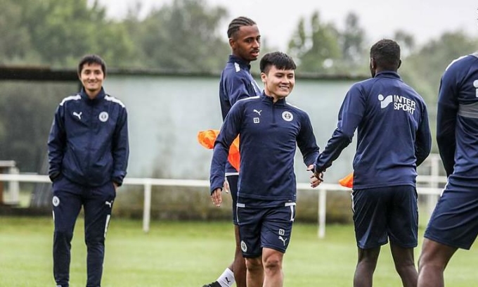Trung vệ Pau FC thán phục tài năng, bật mí lối sống Quang Hải ở Pháp