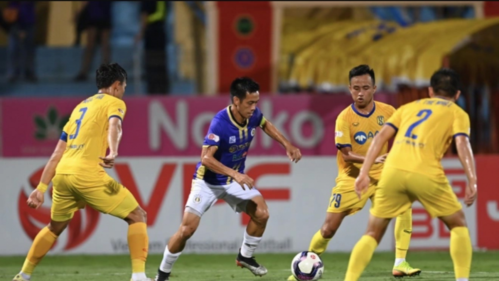 SLNA mất người, thua ngược Hà Nội FC cay đắng