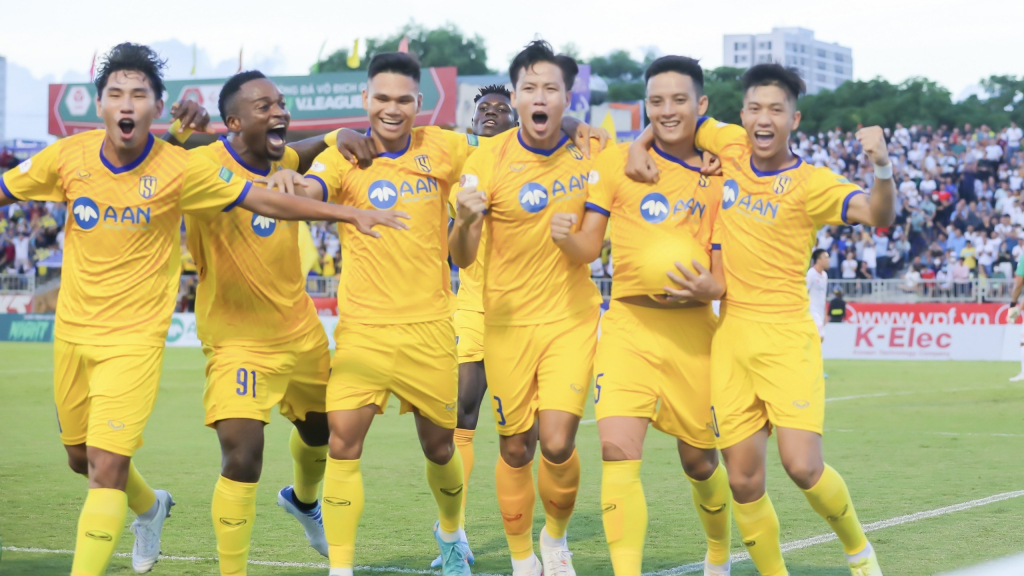 SLNA trở lại ngôi đầu V.League, HLV Huy Hoàng đề cao tính tập thể