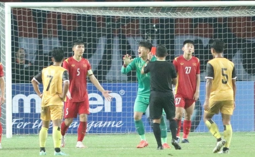 U19 Việt Nam bị trọng tài phá hỏng ngày vui, thủ môn nhận thẻ đỏ uất ức phát khóc