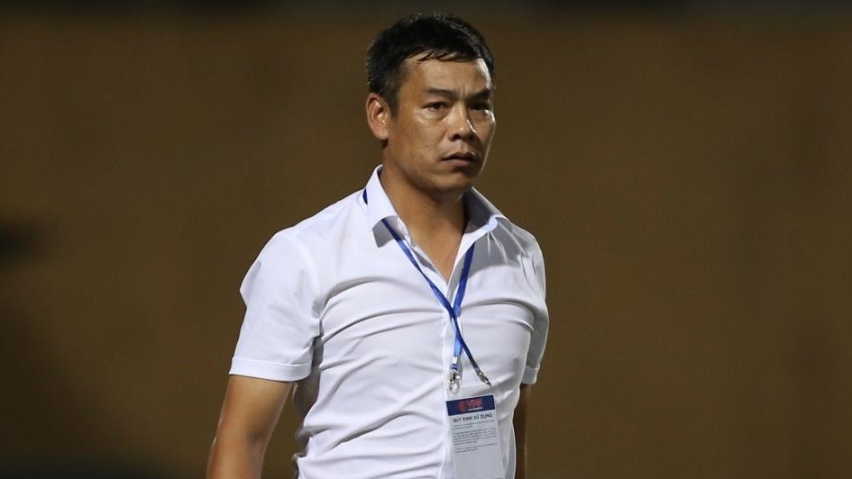 HLV SLNA doạ làm đơn khiếu nại trọng tài sau trận thua Hà Nội FC