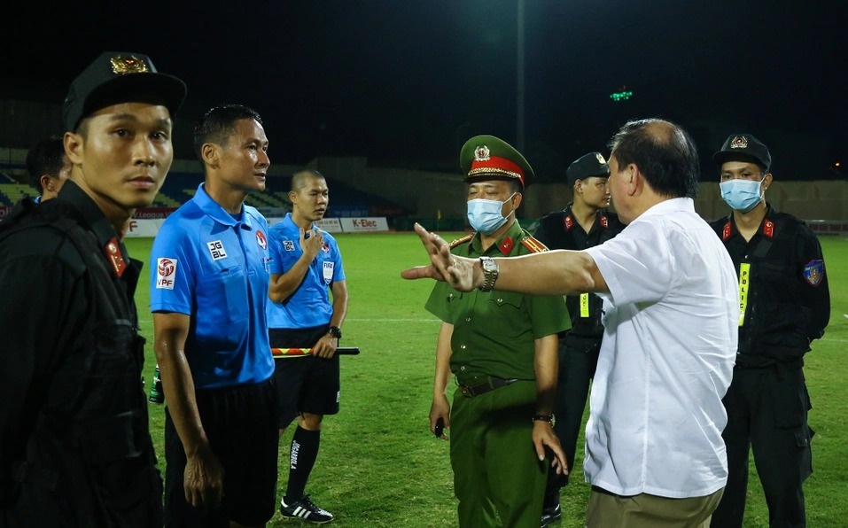 Toàn cảnh vụ trọng tài được hộ tống khỏi sân sau trận Thanh Hóa - Nam Định