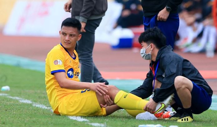 Văn Khánh không thể tập luyện sát ngày đấu Hà Nội FC, SLNA lo ngay ngáy