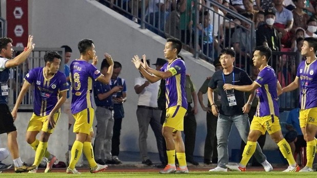 VIDEO: Văn Quyết lập siêu phẩm giúp Hà Nội FC dẫn trước Hà Tĩnh