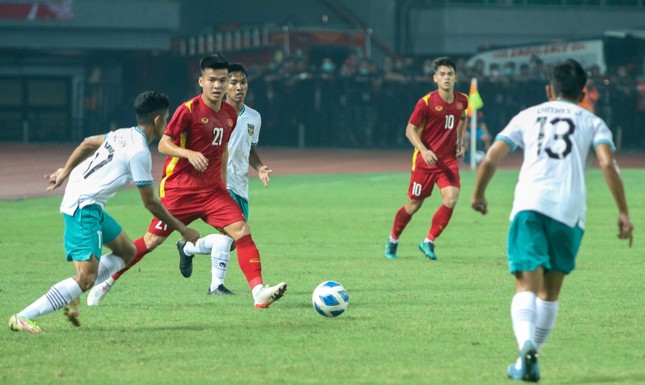 Chủ nhà Indonesia tiếp tục cho Việt Nam đá ở mặt sân tệ hại tại giải Đông Nam Á