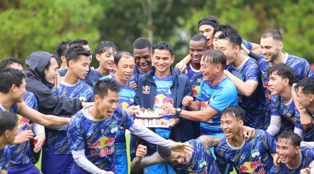 ẢNH: Kiatisak đón sinh nhật cực vui ở HAGL, sẵn sàng chiến Hà Nội FC