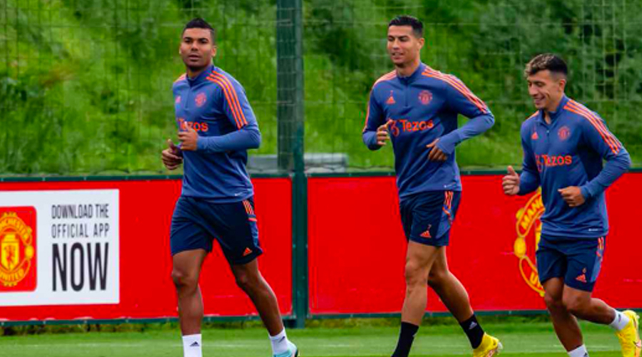 ẢNH: Casemiro – Ronaldo “dính như sam” trong buổi tập của MU