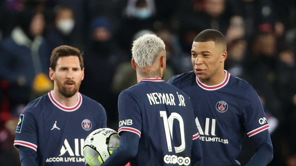 Gạt Mbappe và Neymar, HLV PSG chỉ đích danh Messi đá phạt đền