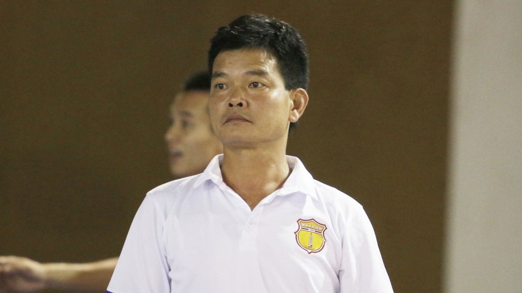 HLV Nguyễn Văn Sỹ đổ lỗi cho thời tiết khiến Nam Định thua cuộc