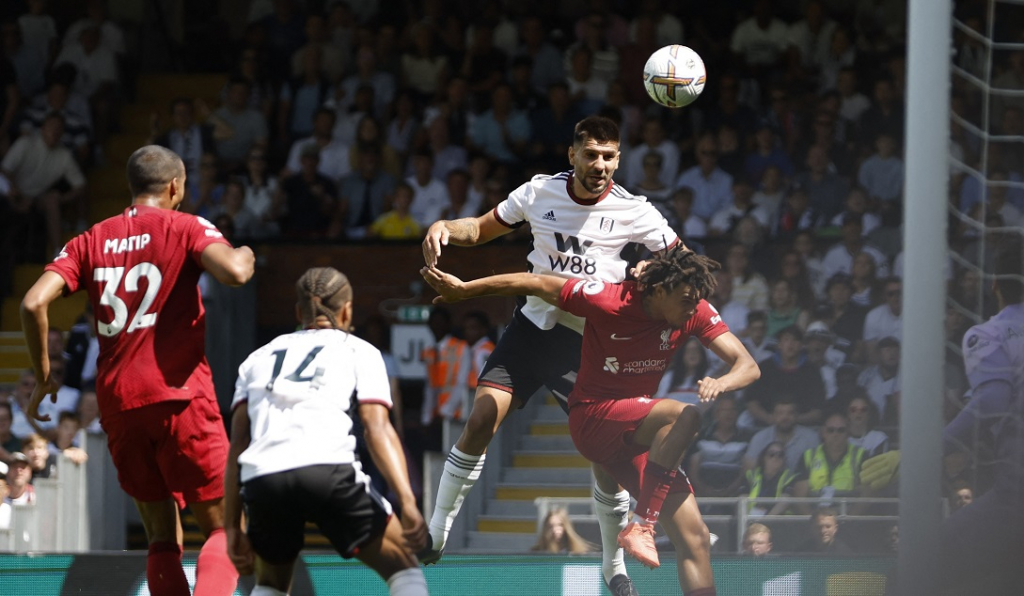 Tân binh tỏa sáng, Liverpool vẫn chật vật giành 1 điểm trước Fulham