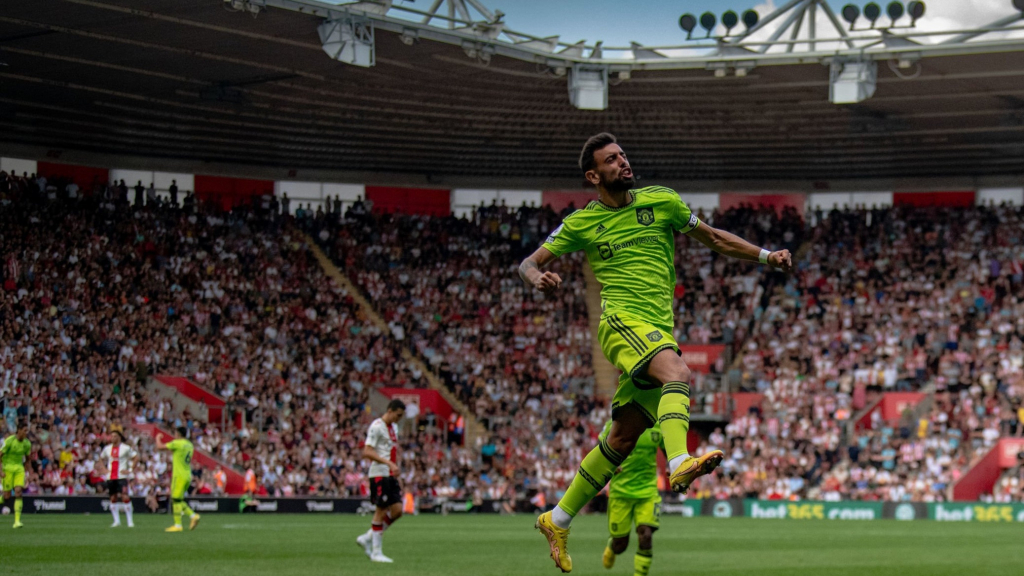 Bruno Fernandes ghi siêu phẩm, MU rời St Mary's với 3 điểm trọn vẹn