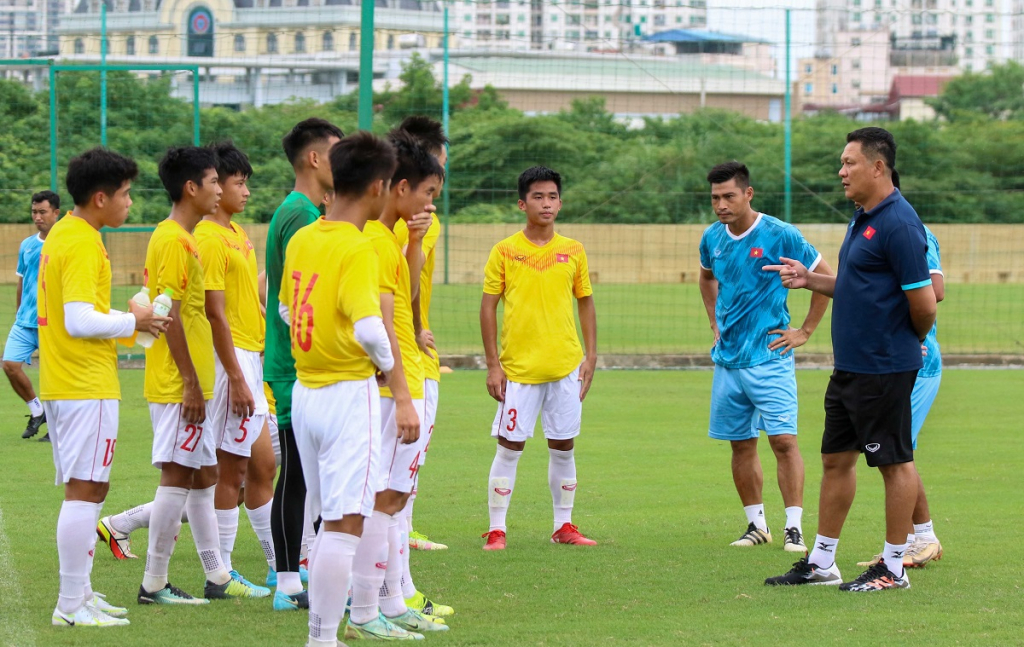 Cựu HLV HAGL bất ngờ dạy học cho cầu thủ trẻ Việt Nam